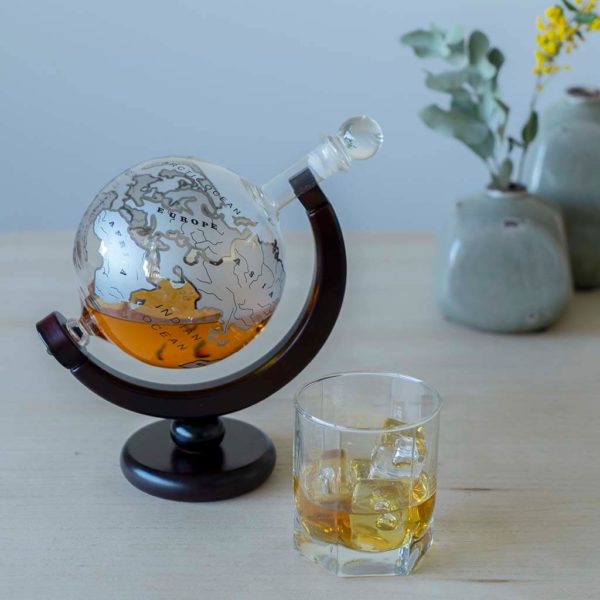 Wiskey-decanter-Globe-glass&wood-02 Sticlă-decantor pentru whiskey pe suport de lemn, l´Hédoniste - imagine 3