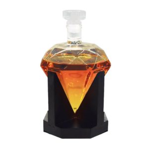 Reinterprets the classic bookshelf Sticlă-decantor diamant în suport lemn, MikaMax