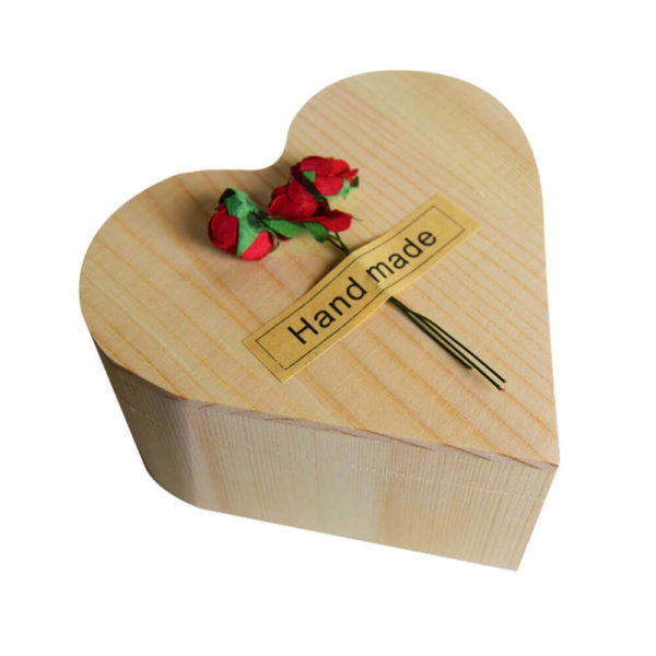 Red-soap-rose-heart-box-1 Trandafir de săpun în cutie de lemn, MikaMax - imagine 2