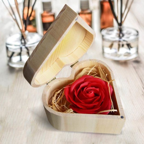 Red-soap-rose-heart-box-2 Trandafir de săpun în cutie de lemn, MikaMax - imagine 3