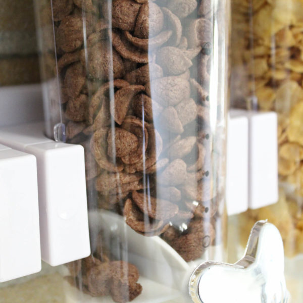 united-entertainment-wall-mounted-triple-cornflakes-dispenser-white-4 Dozator-distribuitor cereale cu 3 recipiente, United Entertainment - imagine 5