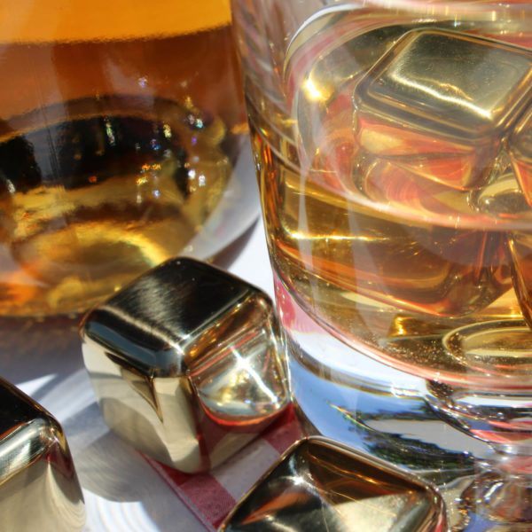 united-entertainment-whisky-stones-ss-gold-colour-set-of-8-4 Set 8 cuburi din inox pentru răcirea băuturilor, United Entertainment, auriu - imagine 5