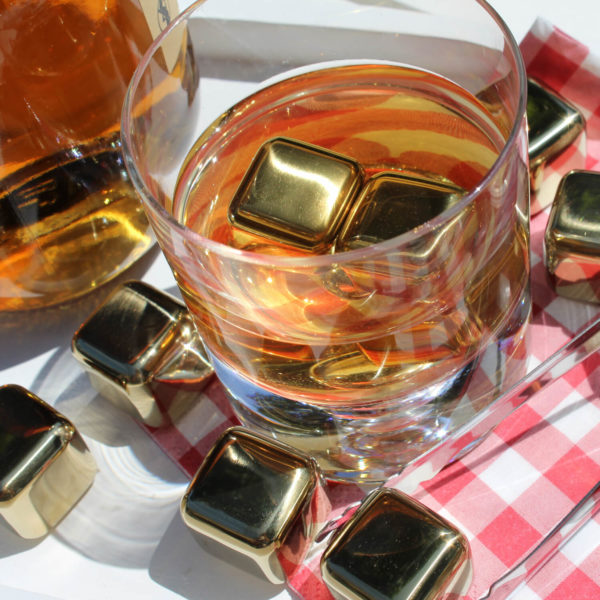 united-entertainment-whisky-stones-ss-gold-colour-set-of-8-6 Set 8 cuburi din inox pentru răcirea băuturilor, United Entertainment, auriu - imagine 7