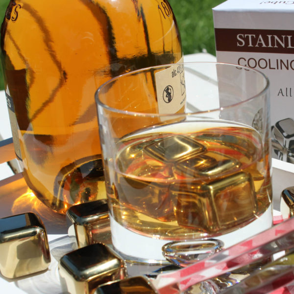 united-entertainment-whisky-stones-ss-gold-colour-set-of-8-7 Set 8 cuburi din inox pentru răcirea băuturilor, United Entertainment, auriu - imagine 8