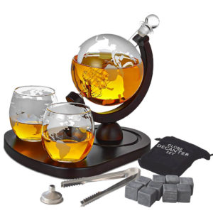 Reinterprets the classic bookshelf Set sticlă-decantor glob deluxe cu două pahare, pâlnie inox, set cuburi pentru răcirea băuturilor și tăviță