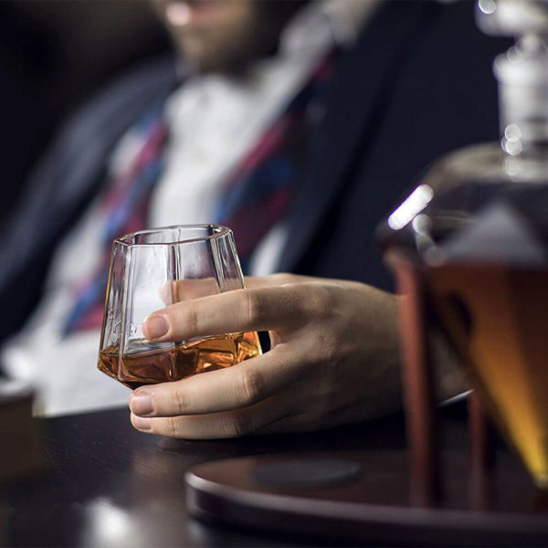 Deluxe-diamond-decanter-set-m22-2 Set sticlă-decantor diamant deluxe cu două pahare și tăviță, MikaMax - imagine 4