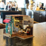 Cafeneaua lui Simon DG109 – cu iluminare LED – kit de asamblare, Robotime - imagine 3