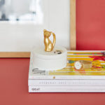 Cutie bijuterii din porțelan decorată cu o pisică aurie, Balvi - imagine 3