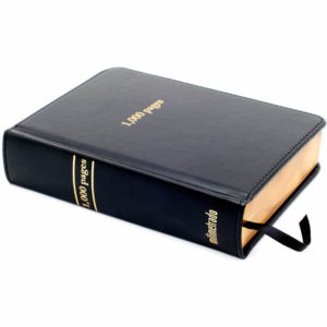 Reinterprets the classic bookshelf Agendă cu 1000 de pagini