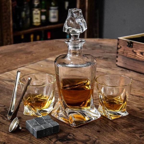 twisted-decanter-set-1 Set decantor răsucit cu două pahare, MikaMax - imagine 2
