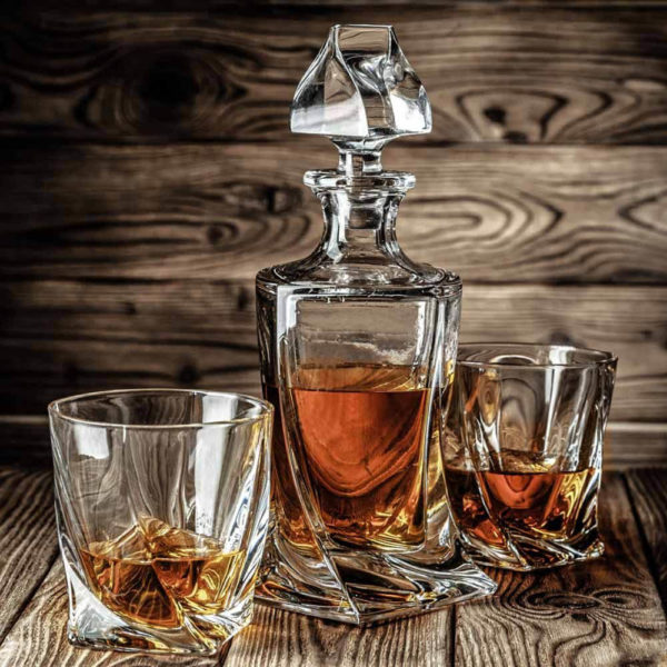 twisted-decanter-set-2 Set decantor răsucit cu două pahare, MikaMax - imagine 3